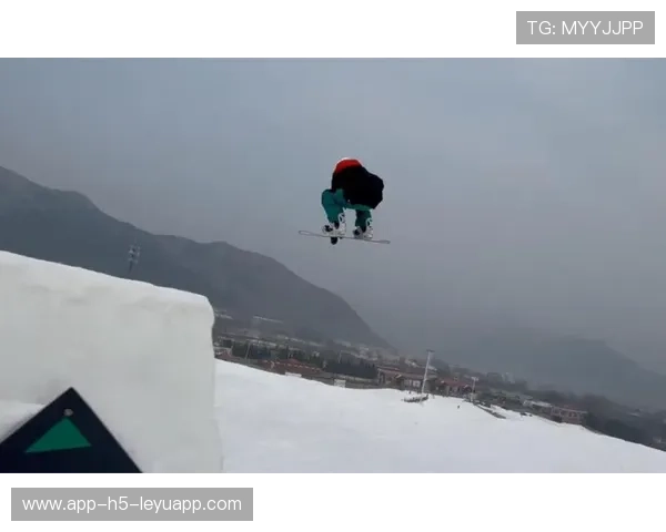 单板滑雪者挑战前所未有“三连飞”震撼雪场