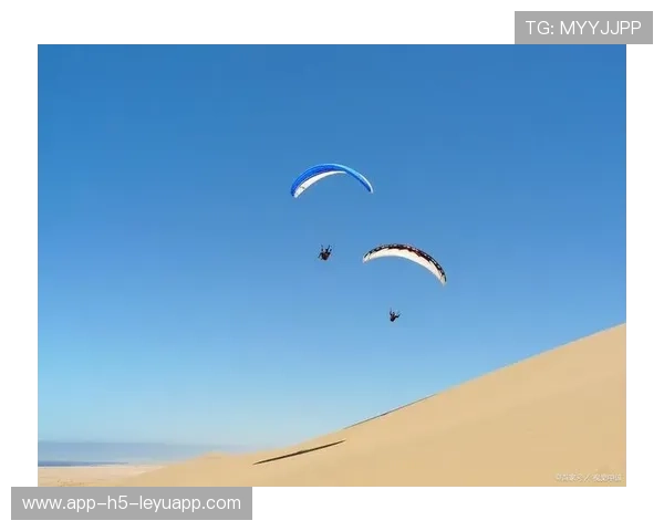 滑翔伞比赛：空中追逐惊险不断